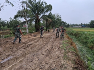 Satgas TMMD Terus Kebut Pengerasan Jalan 1500 M di Pasar Rawa,Dukung Pertumbuhan Ekonomi Warga 
