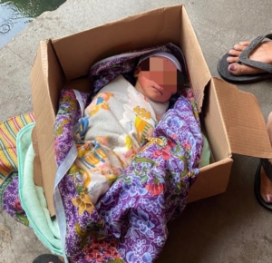 HISTERIS WARGA TANJUNG MULIA! Bayi Laki-Laki Sehat Ditemukan Tergeletak di Kardus Warung, Polsek Medan Labuhan Gercap Evakuasi 