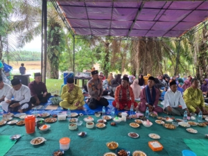 Kedekatan Polri dan Masyarakat: Polsek Benai Hadiri Tradisi Doa Padang, Dukung Kelancaran Musim Tanam Padi di Desa Banjar Benai