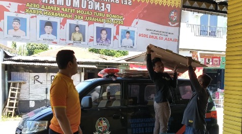 Bhabinkamtibmas Desa Sei Baharu Monitoring Kedatangan Logistik Pilkades