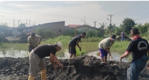 Warga Mega Martubung Gotong Royong Benahi Jalan dan Lapangan