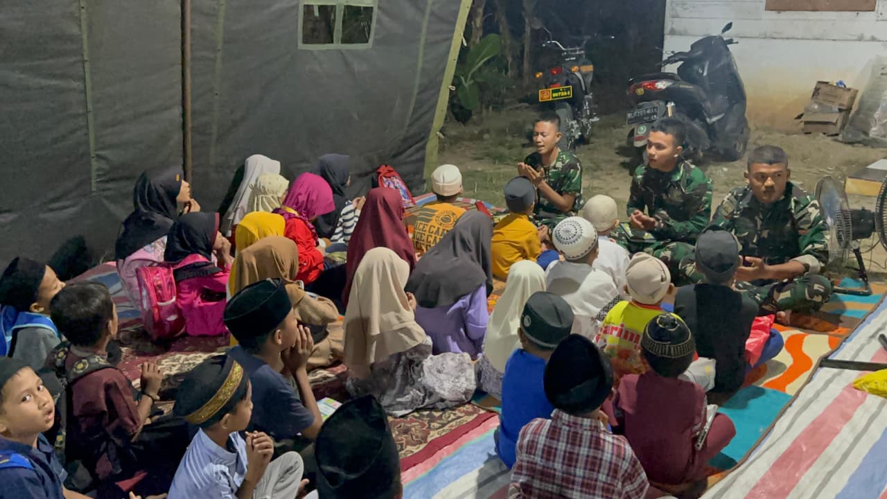 Membentuk Akhlak Mulia,Prajurit YTP 907/DS Ajari Anak-anak Desa Mengaji