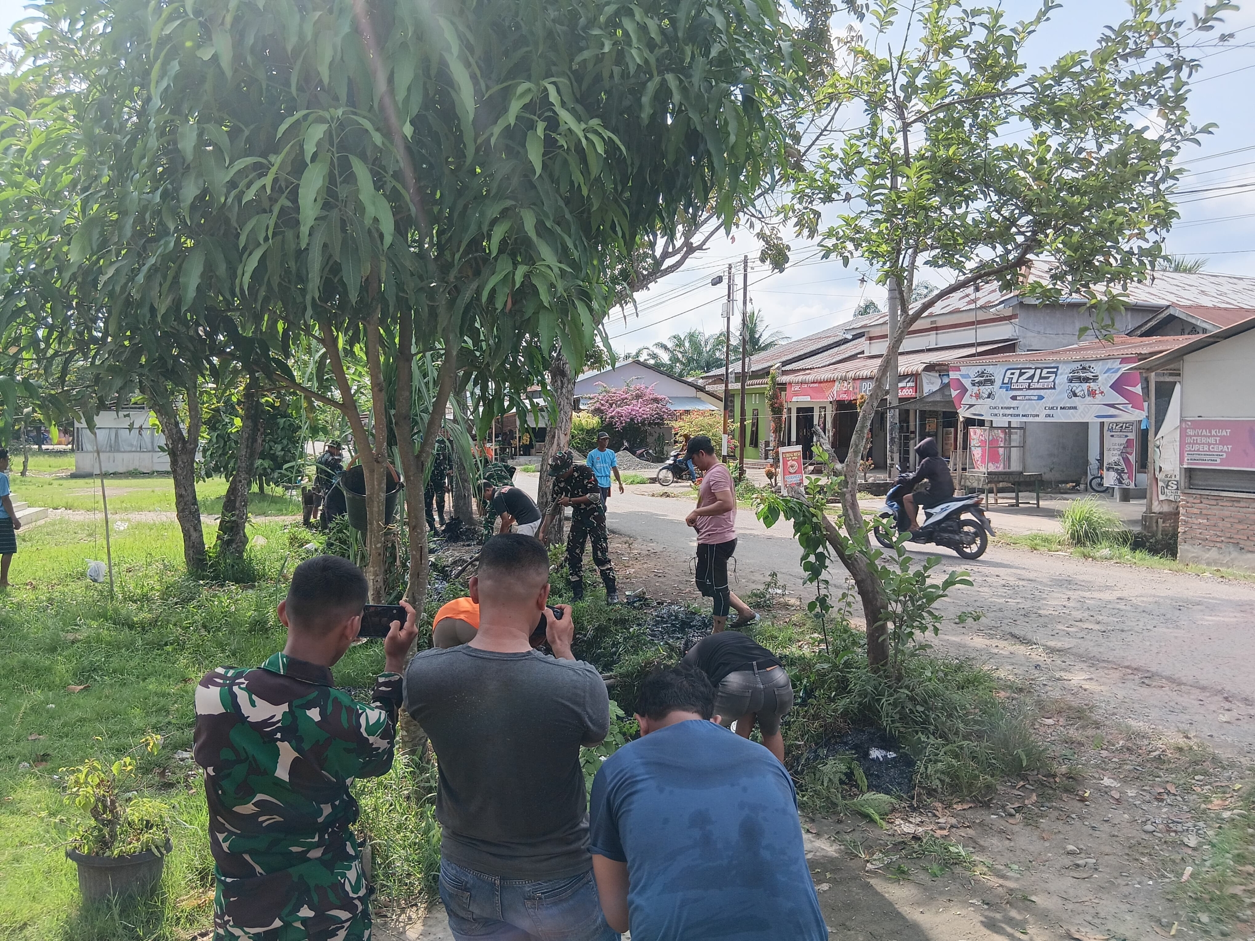 Gotong Royong di Lokasi TMMD 128 Gebang,Wujudkan Kemanunggalan TNI Rakyat