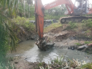 Cegah Banjir,Satgas TMMD 128 Langkat Normalisasi Parit di Wilayah Desa Rawa Gebang