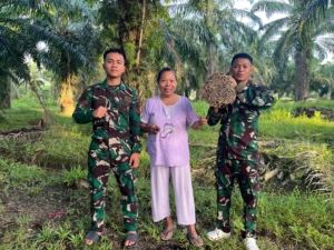 Ibu Rida Pelaku UMKM Sapu Lidi Bangga Dengan Prajurit TNI