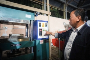 Bupati Kuansing Suhardiman Amby Buktikan Janji: Pabrik Karet Pertama Riau Lahir di Titian Modang, Ekonomi Petani Melejit
