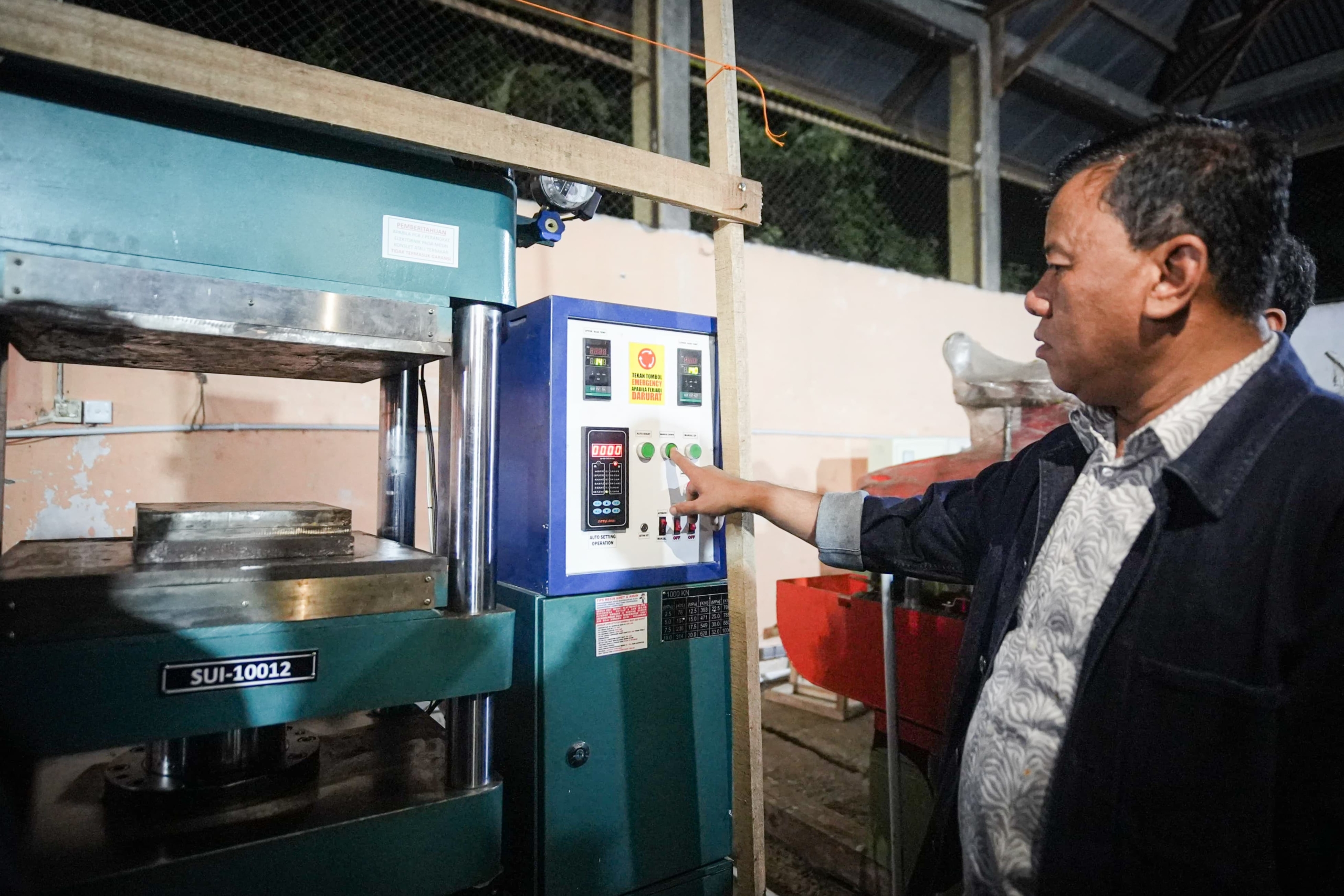 Bupati Kuansing Suhardiman Amby Buktikan Janji: Pabrik Karet Pertama Riau Lahir di Titian Modang, Ekonomi Petani Melejit