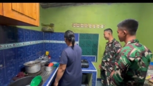 Kebersamaan TMMD Ke 128 Kodim 0203/Langkat, Anggota Satgas Bantu Warga Memasak Di Dapur
