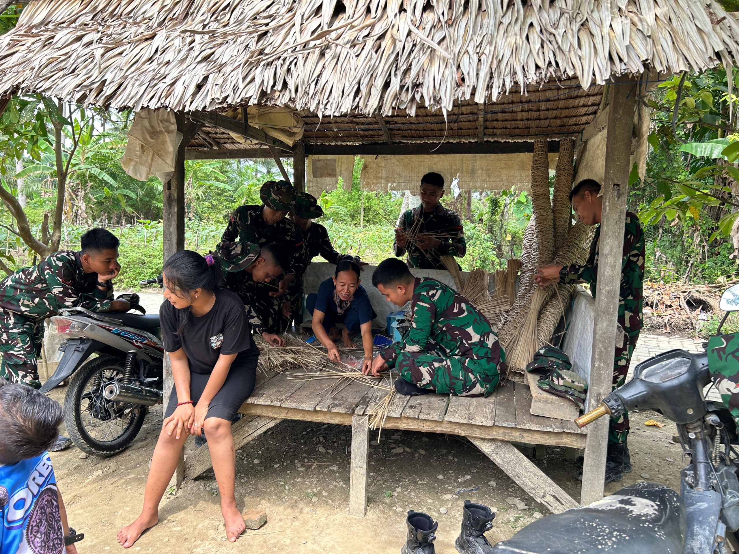 Canda Tawa Warnai Waktu Istirahat Satgas TMMD 128 ,Wujudkan Kemanunggalan