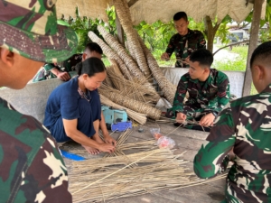 Saat Prajurit Loreng Itu Belajar Menganyam Keranjang Arang,Dukung Peningkatan Perekonomian Desa