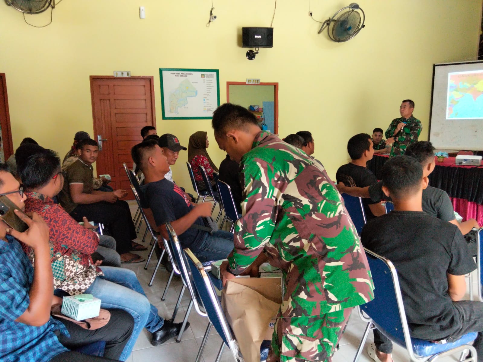 Satgas TMMD 128 Ajak Warga Pasar Rawa Perkuat Nilai-nilai Kebangsaan dan Setia Kepada Pancasila