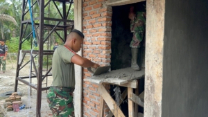 TMMD 128 Gebang,Satgas Lanjutkan Plester Dinding MCK