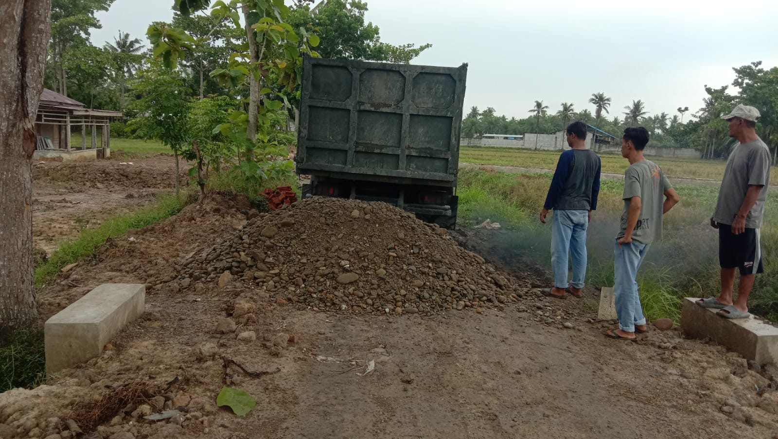 Truk Melansir Matrial,Satgas Kokohkan Jalan 1500 Meter Untuk Merubah Wajah Desa