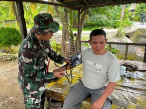 Senyum di Balik Stetoskop Tabib Loreng: Aksi Door to Door di Pesisir Langkat