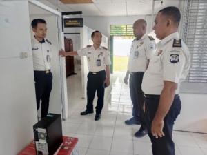 Pastikan Hak Integrasi Berjalan Optimal, Kalapas Geser Bersama Pejabat Struktural Monitoring Kelayakan Sarpras.