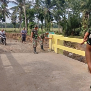 Di Tengah Terik dan Debu, Satgas TMMD Bangun Harapan Warga Lewat Jembatan Desa Pasar Rawa