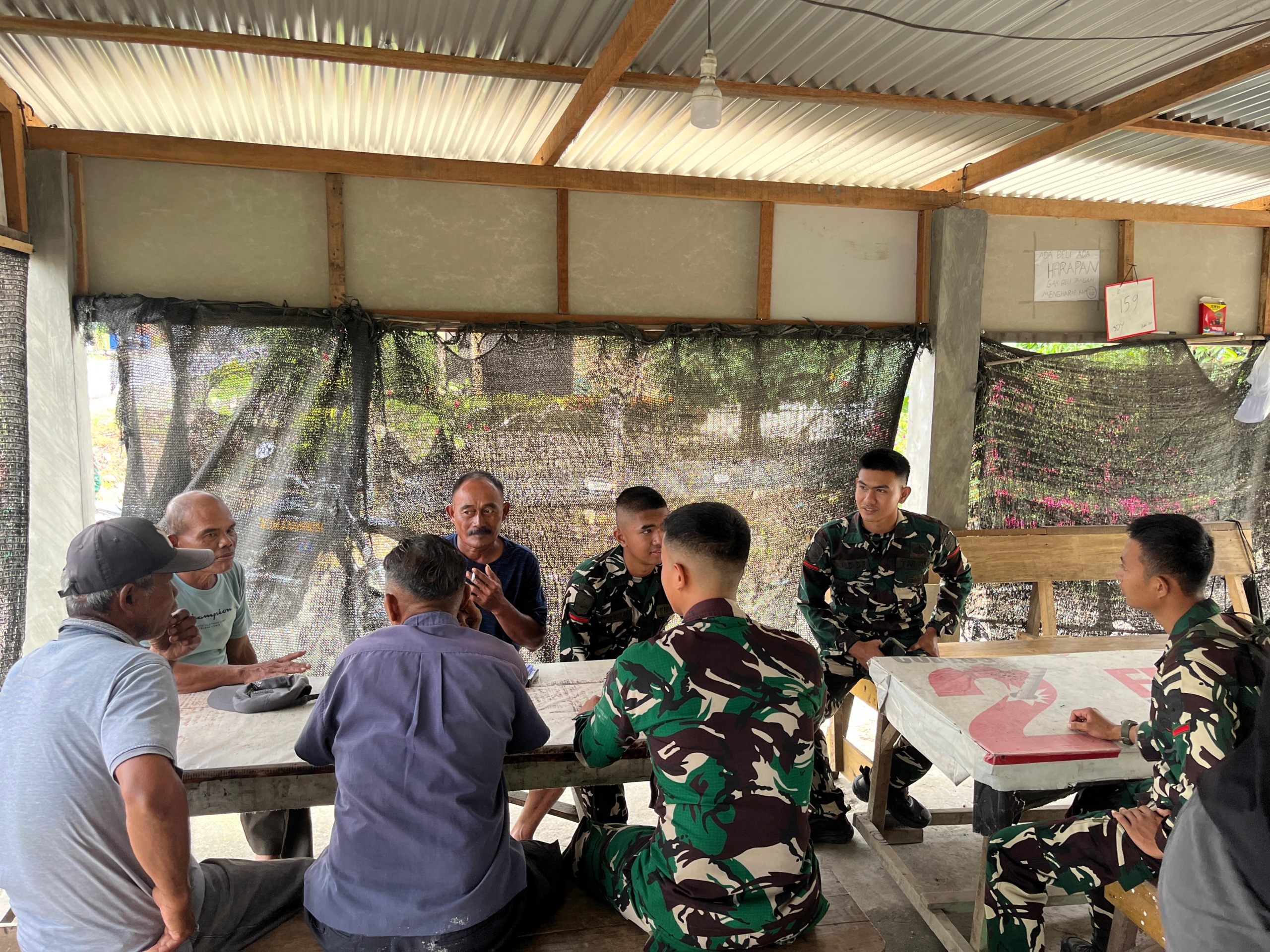 Mangkal Diwarung ,Satgas TMMD 128 Langkat Ajak Warga Bijak Bermedsos dan Jaga Kamtibmas