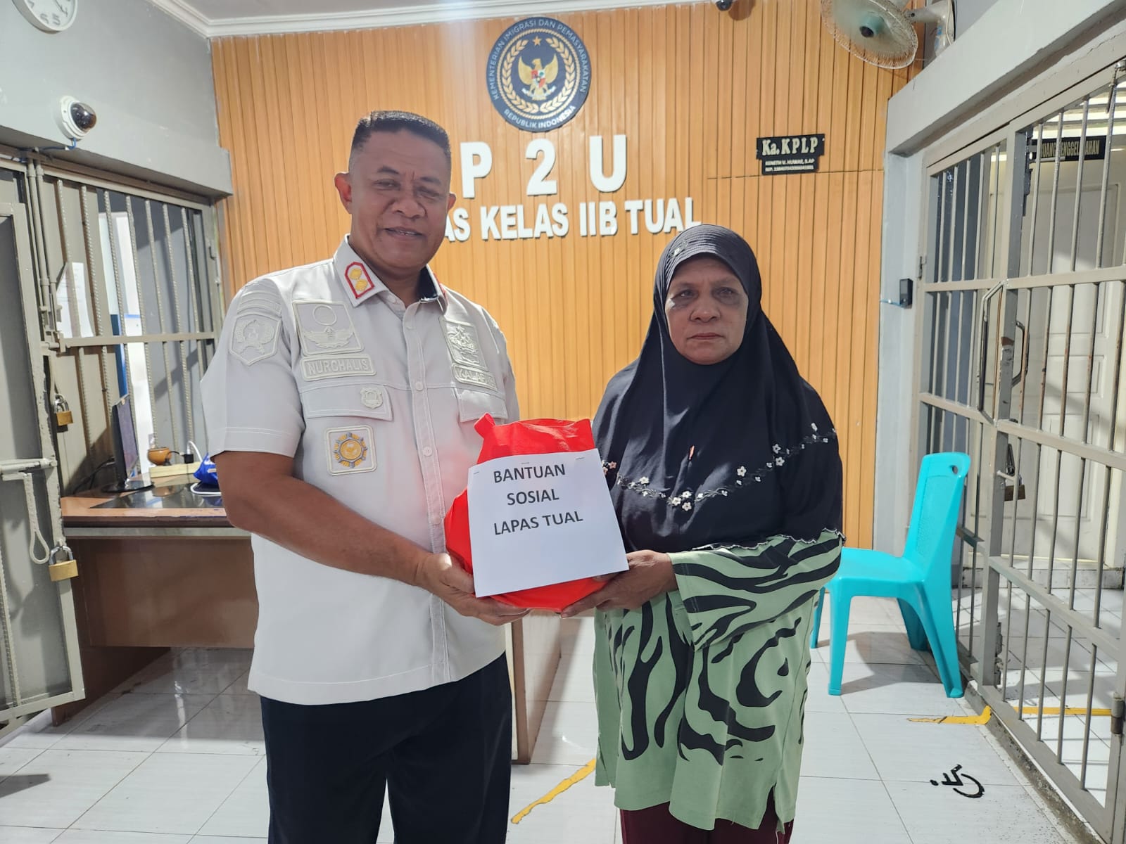 Sentuhan Kemanusiaan, Lapas Tual Salurkan Bansos untuk Keluarga Warga Binaan