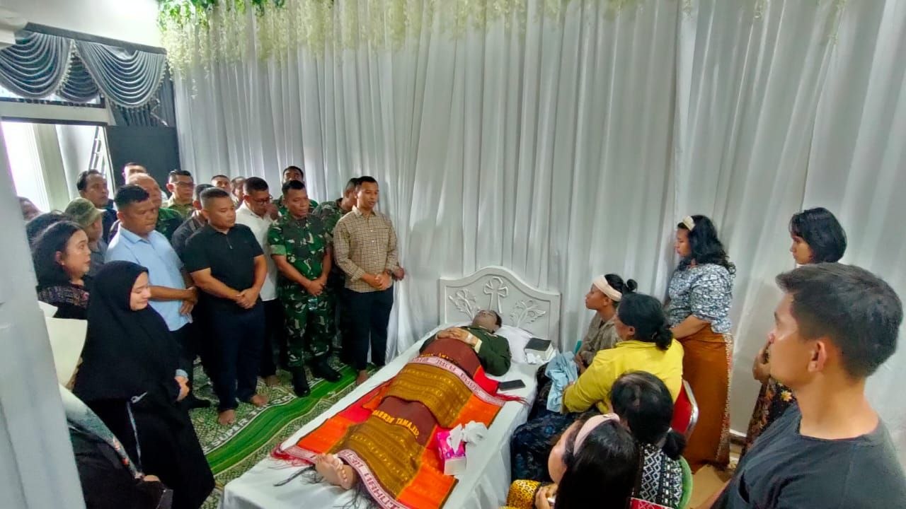 Dandim Bersama Ketua Persit KCK Cabang XI Kodim 0201/Medan Melayat ke Rumah Duka Anggota Yang Meninggal Dunia