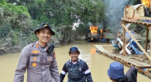 Izin Jendral Kapolri dan Kapolda Riau: Personel Gabungan TNI dan Polri Kuansing Musnahkan 145 PETI di Sungai Batang Kuantan