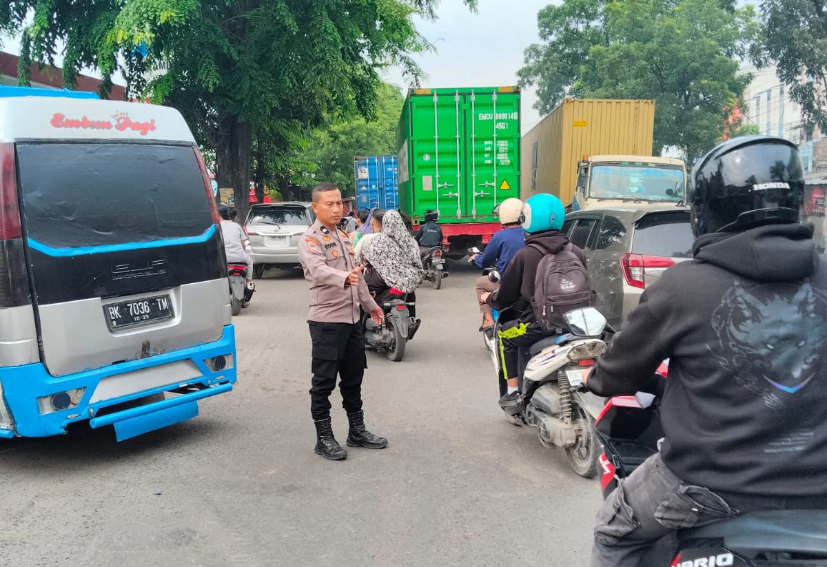 Antrean Solar Subsidi Berpotensi Bikin Macet, Polsek Medan Labuhan Turun Tangan Atur Lalu Lintas