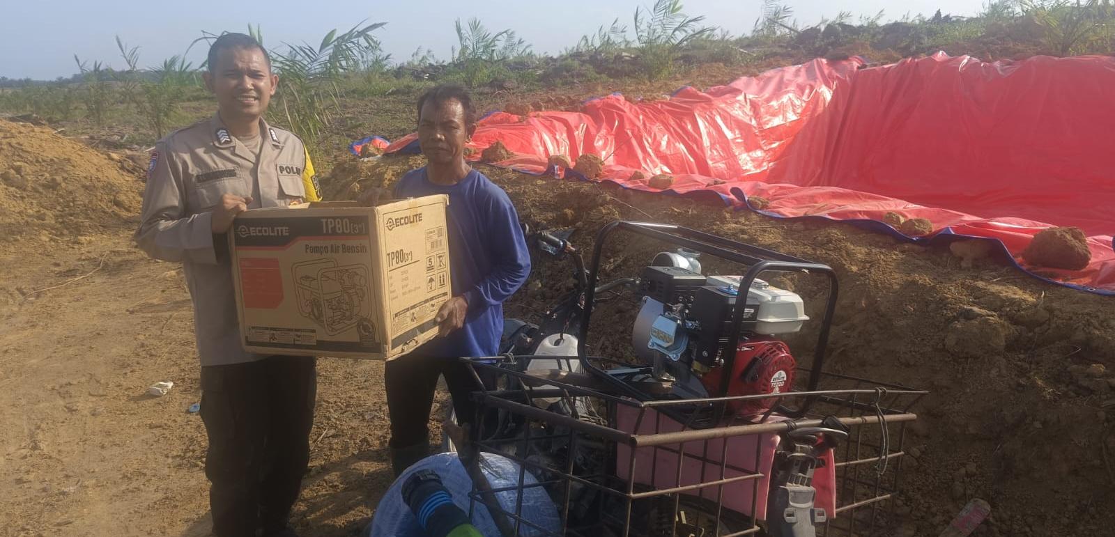 Polisi Cinta Petani: Bhabinkamtibmas Singingi Hilir Bantu Pompa Air Antisipasi Kemarau Panjang