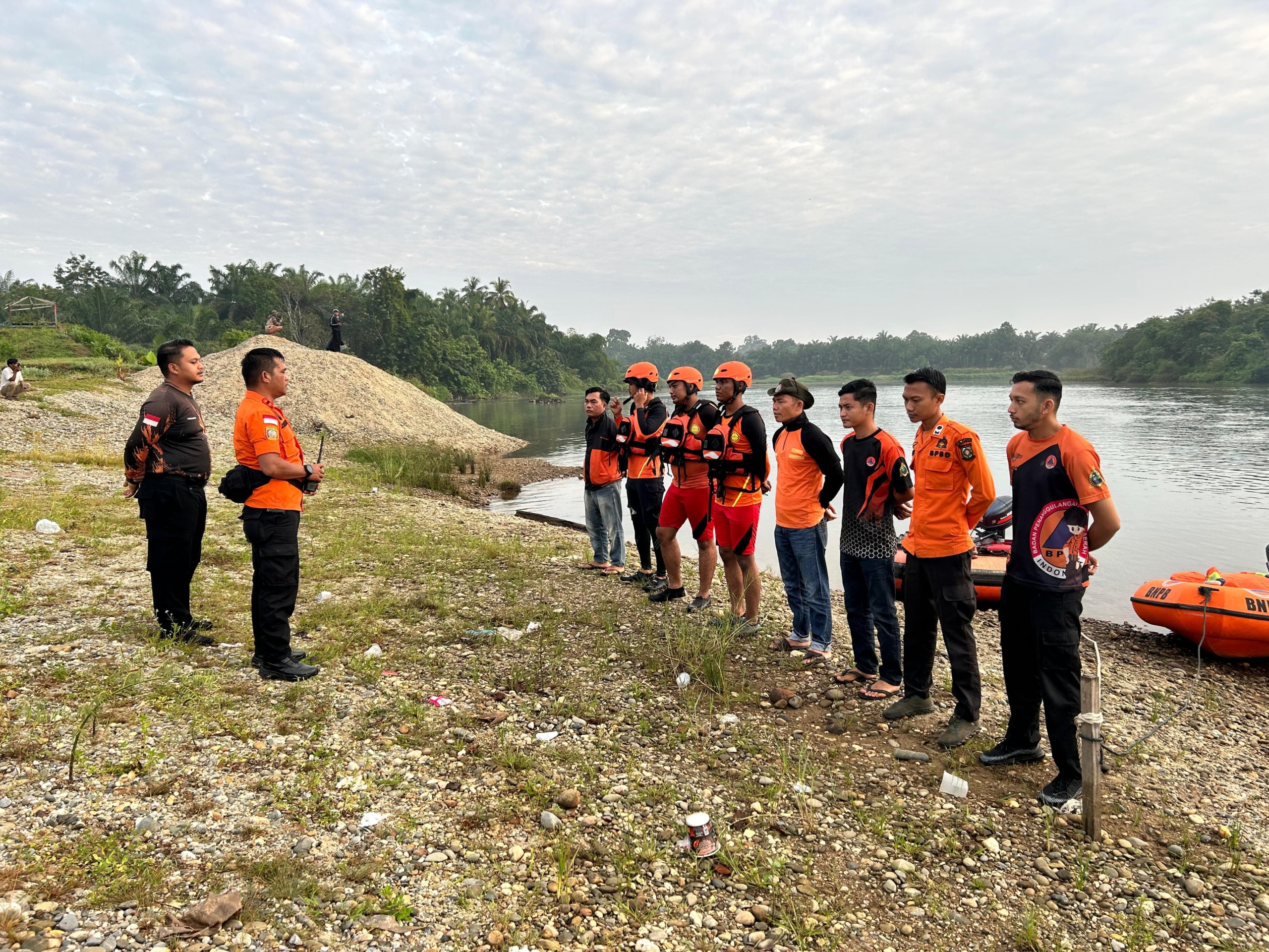 Hari Kedua Pencarian, Tim Gabungan Sisir Sungai Kampar Cari Buruh Asal Bandung yang Tenggelam