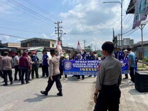 Kapolsek Medan Labuhan Pimpin Pengamanan Aksi Unjuk Rasa Damai LSM GUSSUR di Desa Manunggal