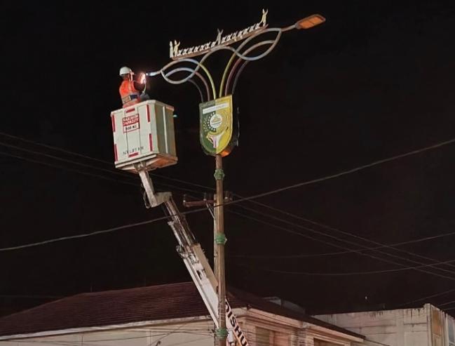 Sambut MTQ Riau ke-44, Pemkab Kuansing Perbaiki Lampu Jalan Teluk Kuantan