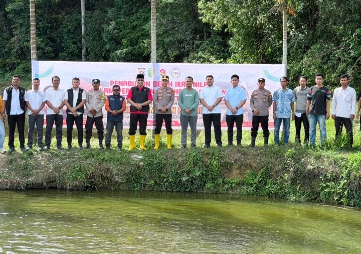 Kapolda Riau & Kapolres Kuansing Tebar Benih Ikan Nila di Desa Muaro Sentajo Raya