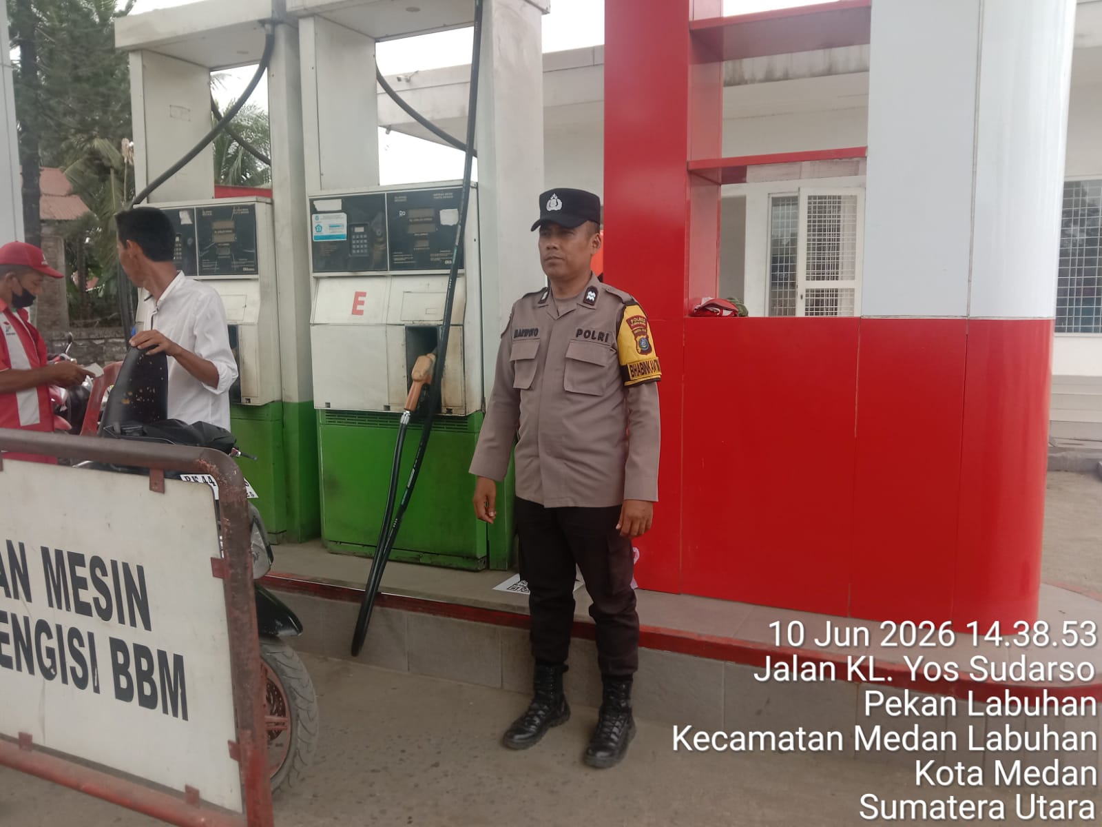 Personel Bhabinkamtibmas Polsek Medan Labuhan Laksanakan Pengaturan Lalu Lintas Antisipasi Kemacetan di SPBU