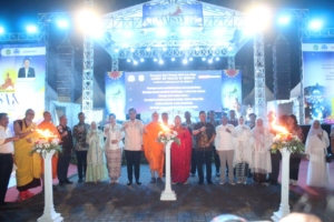 Dandim 0201/Medan Bersama Ketua Persit KCK Cabang XI Hadiri Acara Hari Waisak 2026 Lapangan Benteng