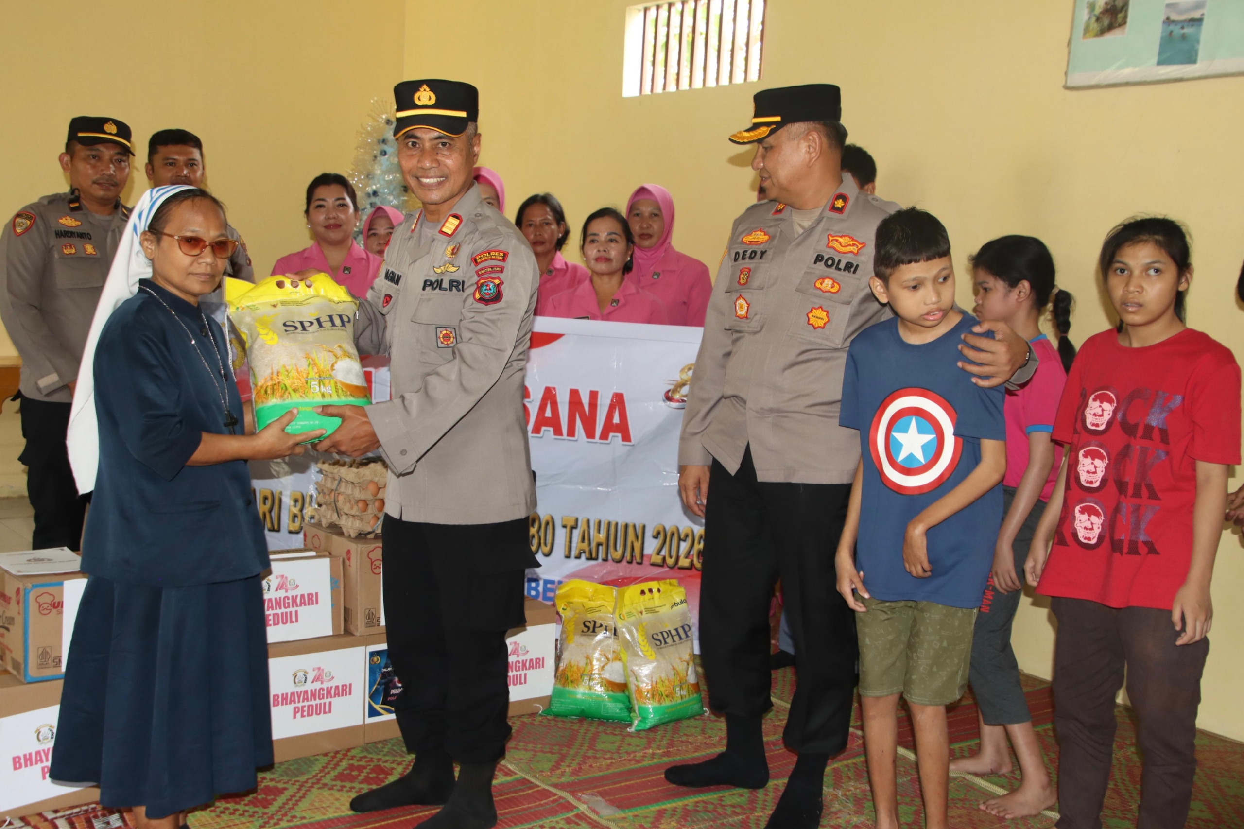 Sambut Hari Bhayangkara ke-80, Polres Pelabuhan Belawan Gelar Anjangsana dan Salurkan Bantuan Sosial