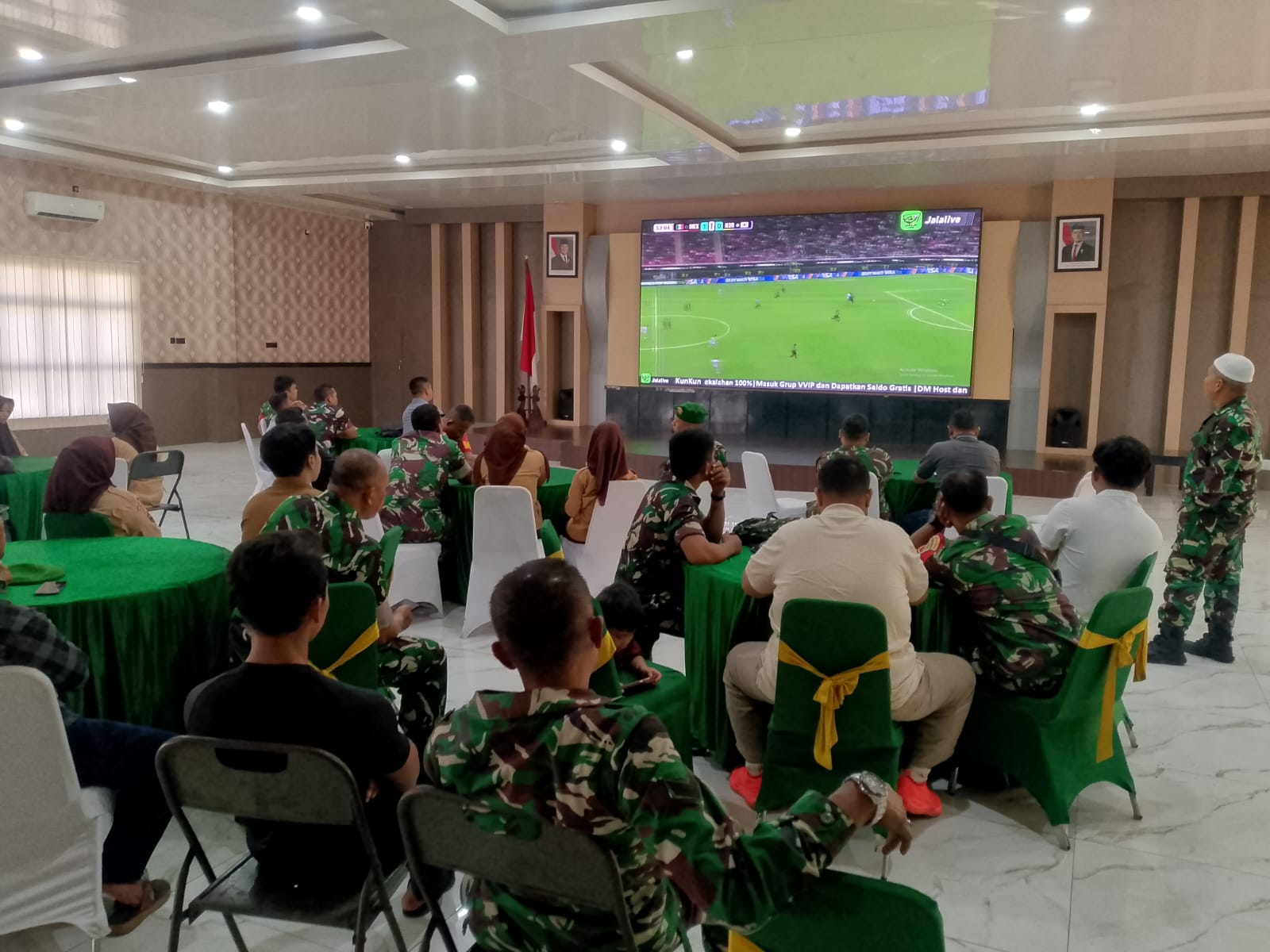 Nobar Semarak Bola Gembira ,Kodim 0201/Medan Membangun Silahturahmi Bersama Masyarakat dan Tingkatkan Binter – Bintahwil