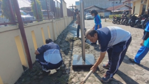 Polsek Medan Labuhan Gelar Kegiatan Bersih Lingkungan Mako untuk Ciptakan Lingkungan Kerja yang Nyaman