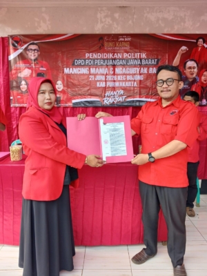 Jejak Inspirasi Sang Proklamator: Ketua PAC PDI Perjuangan Kecamatan Bojong Bagikan SK