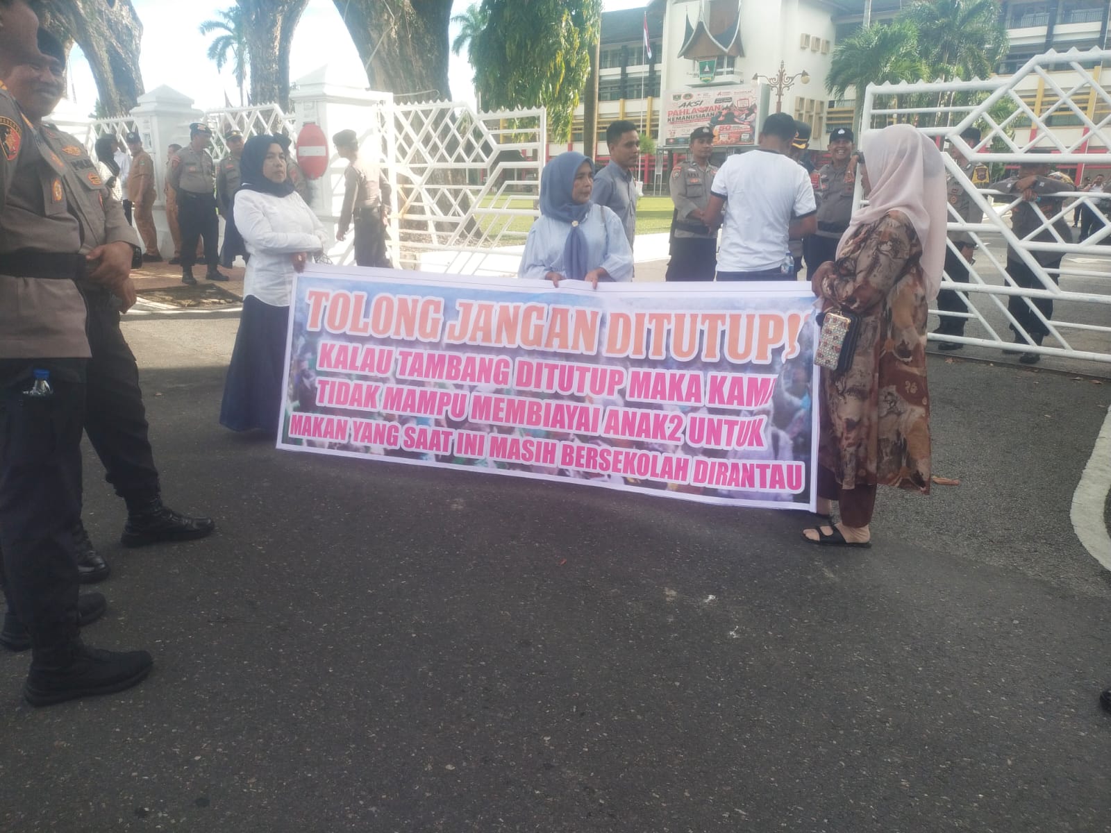 “Kalau Tambang Ditutup, Anak Kami Makan Apa?”: Tangis Ibu-Ibu Tambang Rakyat Menggema di Sumbar