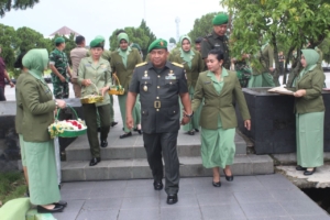 Dandim 0201/Medan Beserta Ketua Persit KCK Cab XI Ikuti Ziarah Rombongan di TMP, Dalam Rangka HUT Kodam I/BB Ke-76 Tahun 2026