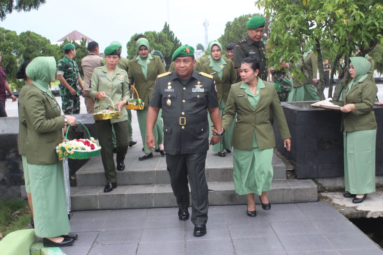 Dandim 0201/Medan Beserta Ketua Persit KCK Cab XI Ikuti Ziarah Rombongan di TMP, Dalam Rangka HUT Kodam I/BB Ke-76 Tahun 2026