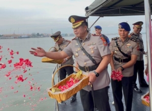 Kapolres Pelabuhan Belawan Ikuti Upacara Tabur Bunga ke Laut dalam Rangka HUT Bhayangkara ke-80