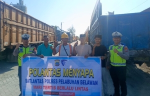 Sat Lantas Polres Pelabuhan Belawan Sosialisasikan Kamseltibcar Lantas kepada Sopir Truk di Pelabuhan Ujung Baru