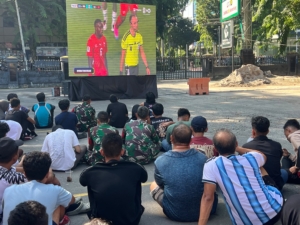 Dandim 0201/Medan Bersama Ratusan Warga dan Pelaku UMKM Bergembira Lewat Nobar Piala Dunia 2026