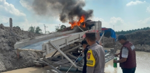 Berantas PETI, Polsek Singingi Bakar dan Rusak 5 Rakit Tambang di Sungai Batang Uwo Kebun Lado
