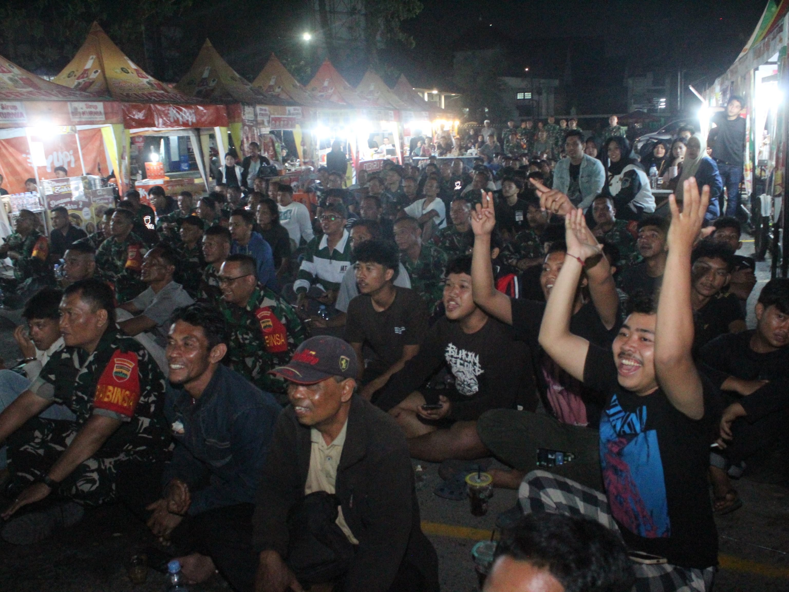 1.265 Warga Kota Medan Nobar Bersama Prajurit Petarung Kodim 0201/ Medan, Gelorakan Persatuan dan Kesatuan