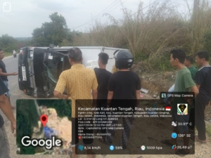 Mobil Box Terguling di Bawah Mapolres Kuansing, Diduga Jalan Licin Karena Tambal Sulam, Siapa Kontraktornya.?