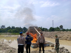Diberitakan Wartawan Kemarin Malam, Polsek Singingi Hilir Lansung Turun Bakar PETI