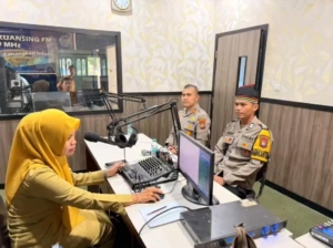 Kapolsek Kuantan Mudik dan Bhabinkamtibmas Ajak Masyarakat Lestarikan Tradisi Pacu Jalur
