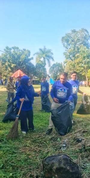 Apir Turun Langsung Pimpin Aksi Bersih Lingkungan, 6 Ton Sampah Berhasil Diangkut