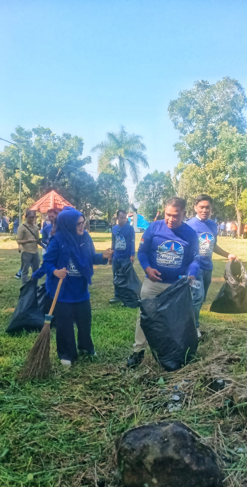 Apir Turun Langsung Pimpin Aksi Bersih Lingkungan, 6 Ton Sampah Berhasil Diangkut