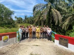 Polres Kampar Serahkan Jembatan Merah Putih Presisi Hasil Renovasi ke Warga Pulau Jambu Kuok   